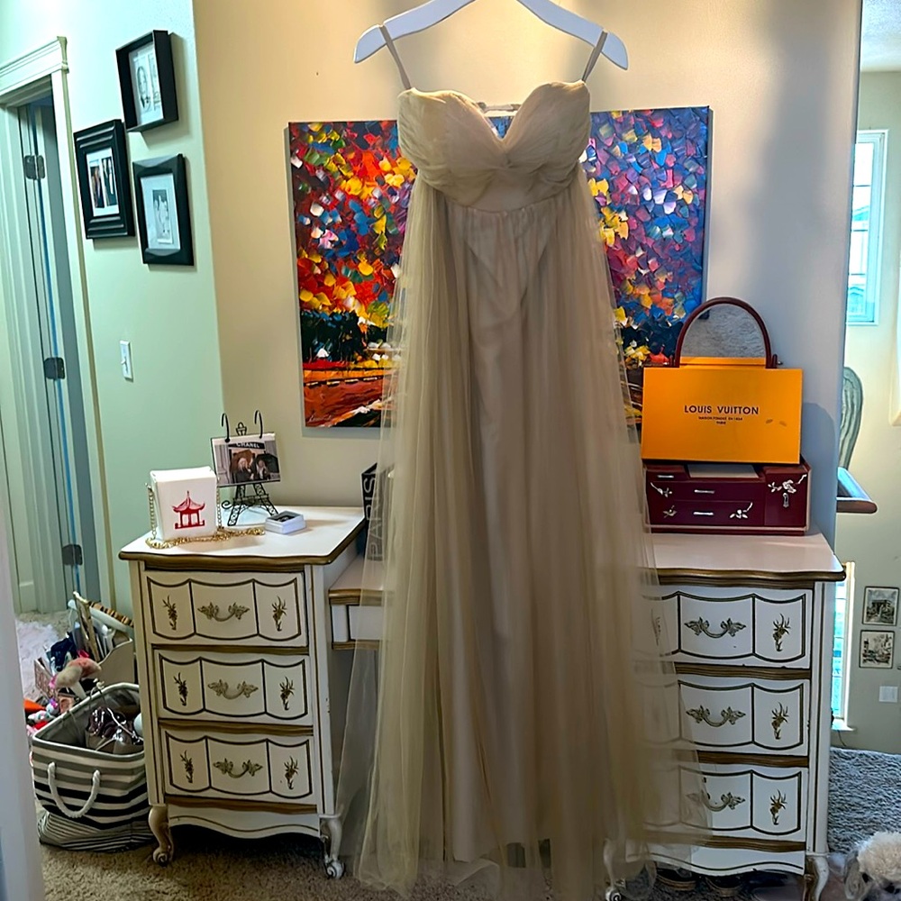 It’s a goddess netted silk underneath beautiful big on top wedding ! Santorini